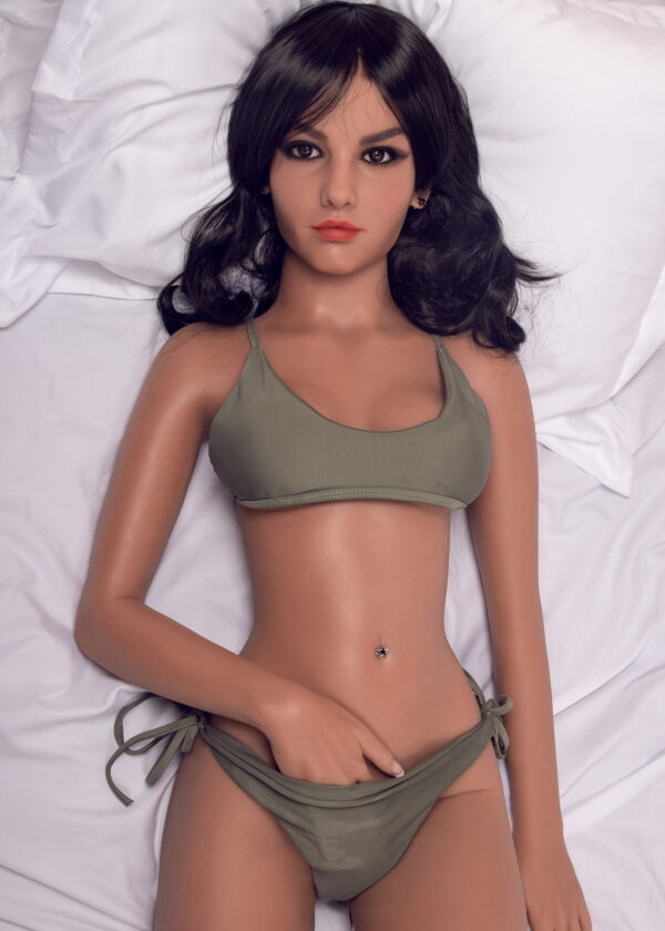 Schlanke Sexpuppe Anissa mit schwarzen Locken und kleinen Brüsten