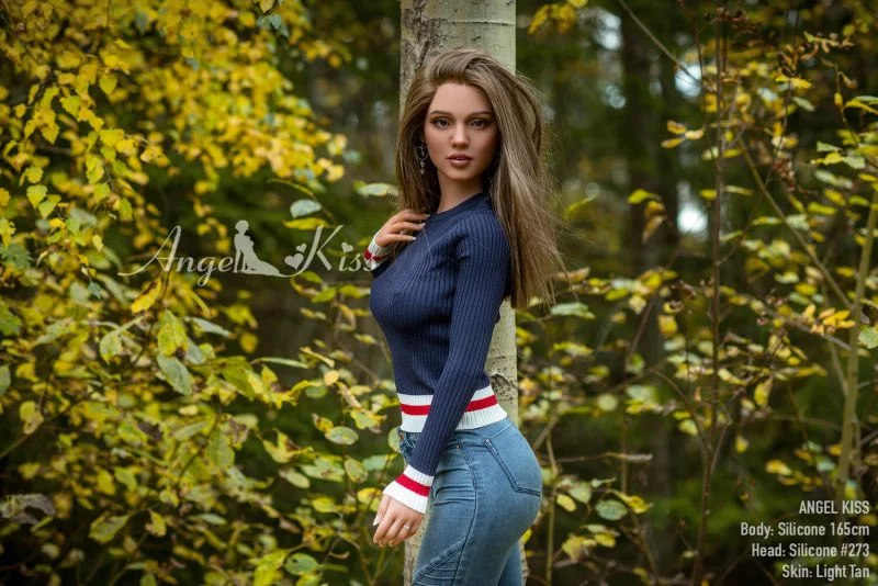 Silikon Sexpuppe Lilly von 165cm Ak doll mit braunen Haaren und großen Brüsten.