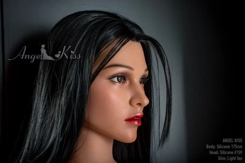 Sexdoll lilly aus Silikon und von Ak doll mit schwarzen Haaren und großen Brüsten gemacht.