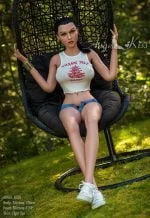 sexdoll annabel aus Silikon und von Ak doll mit schwarzen Haaren und großen Brüsten gemacht.