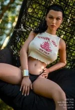 Sexpuppe Serena silikon von Ak doll mit schwarzen Haaren und großen Brüsten.