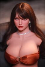 Lebensechter Sexpuppen-Torso mit braunem Haar und großen Brüsten.
