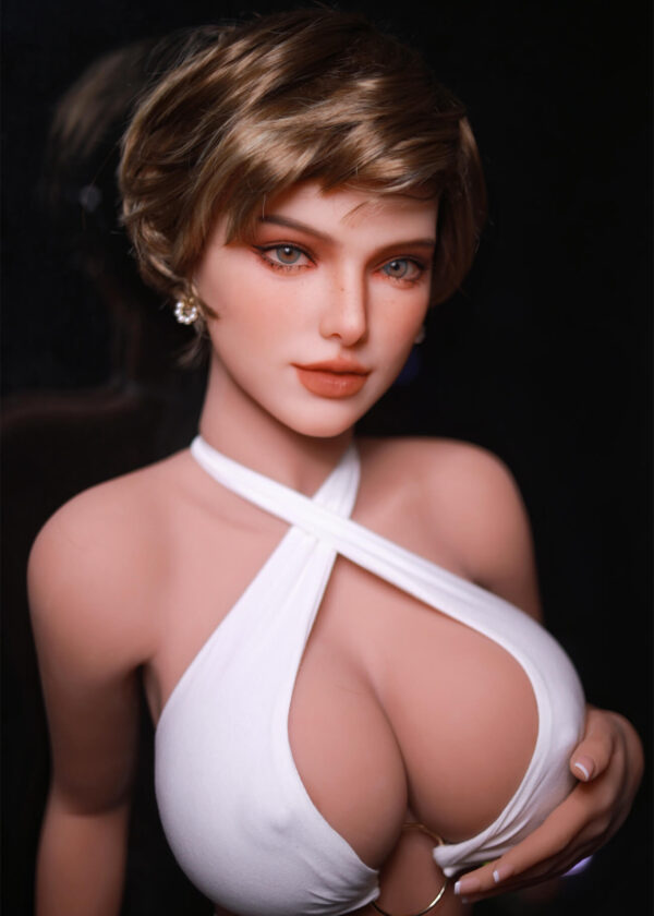 DutchDoll Kate | 159 cm Auf Vorrat Realistische Puppe Kate. Große Brüste, kurzes braunes Haar und weißes Oberteil.