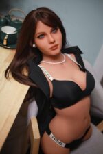 Realistische Sexpuppe Sofia aus TPE, 77 cm, mit braunen Haaren, blauen Augen und schwarzer Lingerie, hautnahe Textur
